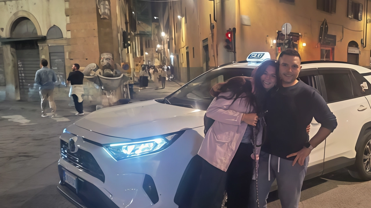 La disavventura a lieto fine di una giovane palestinese: “Milano 36“ assiste alla rapina e blocca il ladro dopo un inseguimento nei vicoli di Santo Spirito. La sequenza filmata dalla camera di bordo del mezzo. La disavventura a lieto fine di una giovane palestinese: “Milano 36“ assiste alla rapina e blocca il ladro dopo un inseguimento nei vicoli di Santo Spirito. La sequenza filmata dalla camera di bordo del mezzo.