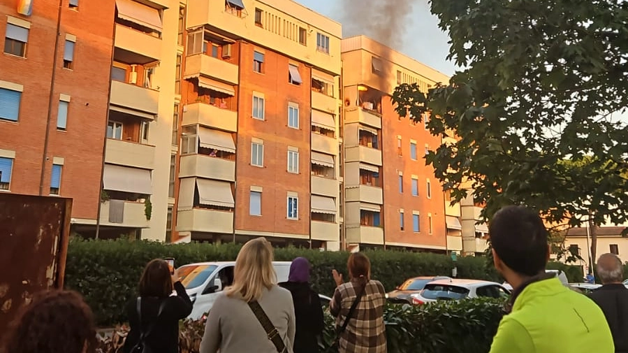 Il fumo esce dall'appartamento incendiato a Sesto Fiorentino Il fumo esce dall'appartamento incendiato a Sesto Fiorentino