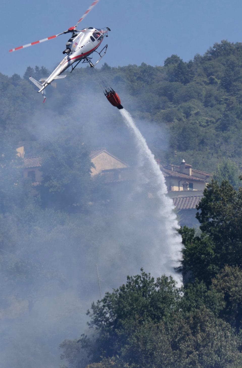 L’ombra dei piromani. Cinque diversi incendi nello stesso momento tra Cerreto e Schignano L’ombra dei piromani. Cinque diversi incendi nello stesso momento tra Cerreto e Schignano