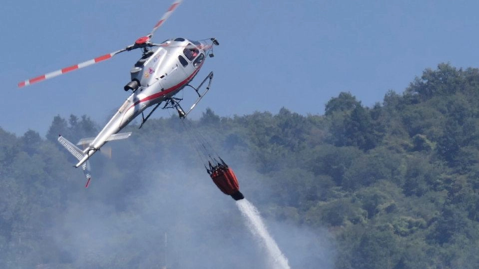Tre elicotteri sono intervenuti per domare le fiamme dall’alto