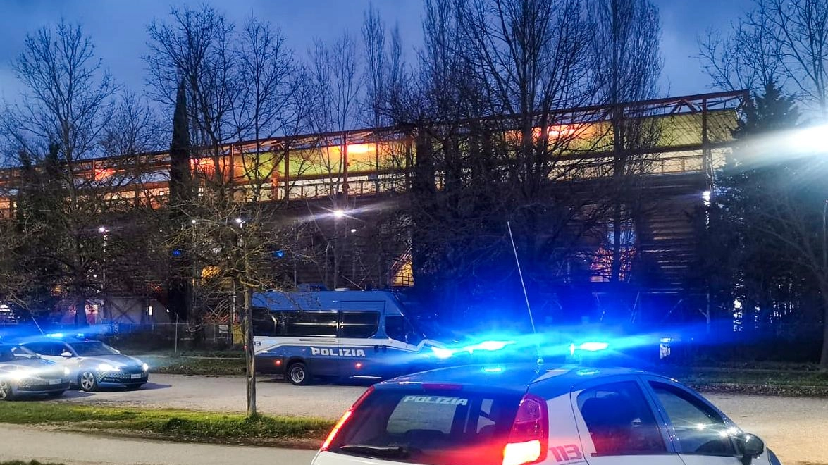 La polizia ha ispezionato due auto appartenenti a tifosi riminesi, trovando catene metalliche, un bastone e altri oggetti pirotecnici La polizia ha ispezionato due auto appartenenti a tifosi riminesi, trovando catene metalliche, un bastone e altri oggetti pirotecnici