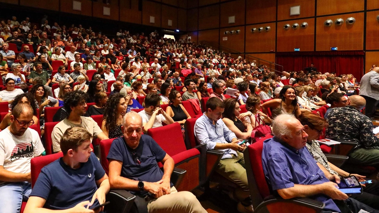 Il Teatro Era. gremito durante uno spettacolo (foto d’archivio) Il Teatro Era. gremito durante uno spettacolo (foto d’archivio)