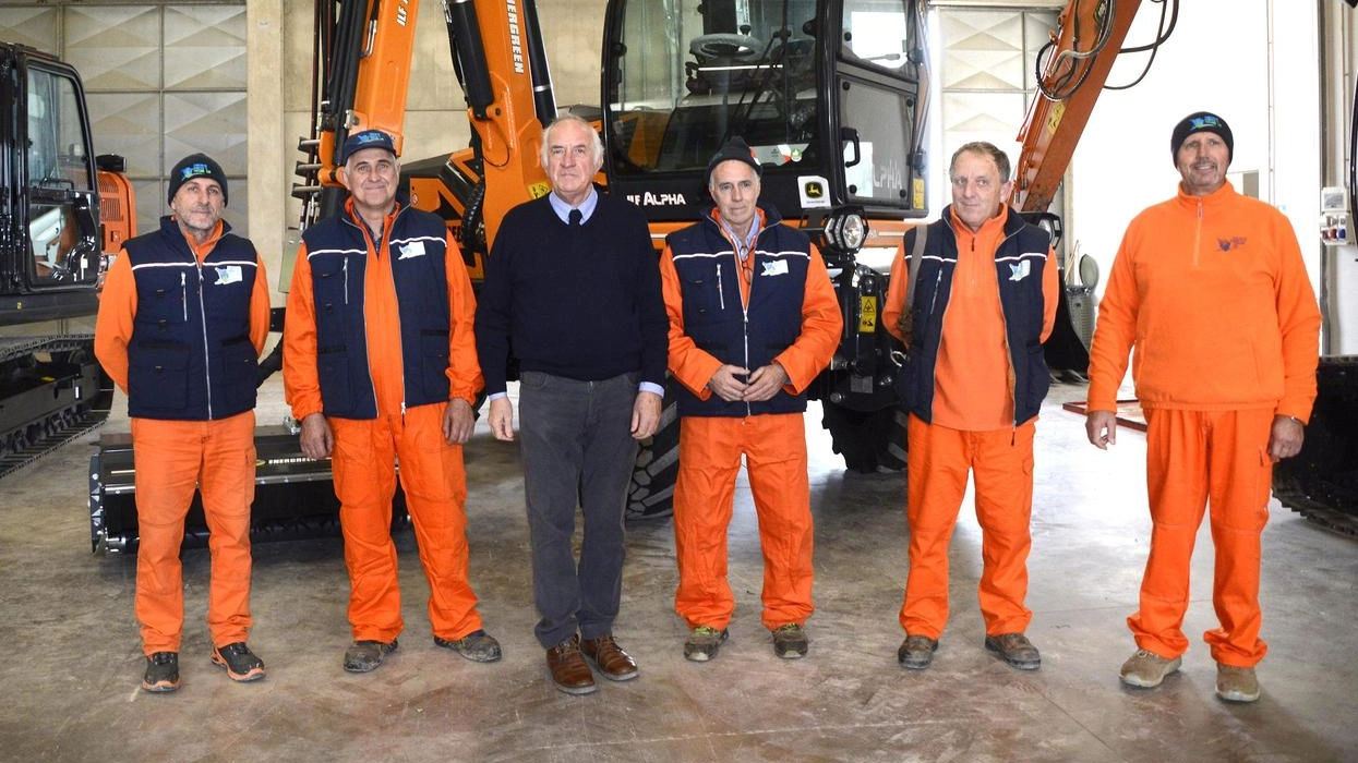 Il presidente del Consorzio di Bonifica 6 Toscana Sud insieme ad alcuni dipenenti Alle loro spalle uno dei tre nuovi escavatori Il presidente del Consorzio di Bonifica 6 Toscana Sud insieme ad alcuni dipenenti Alle loro spalle uno dei tre nuovi escavatori