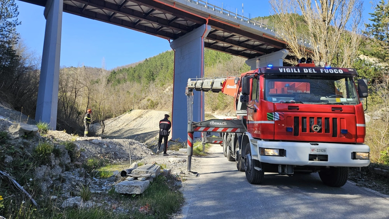 I soccorsi sotto il viadotto della Contessa dove ha perso la vita Manuele Fiorucci, eugubino di 33 anni