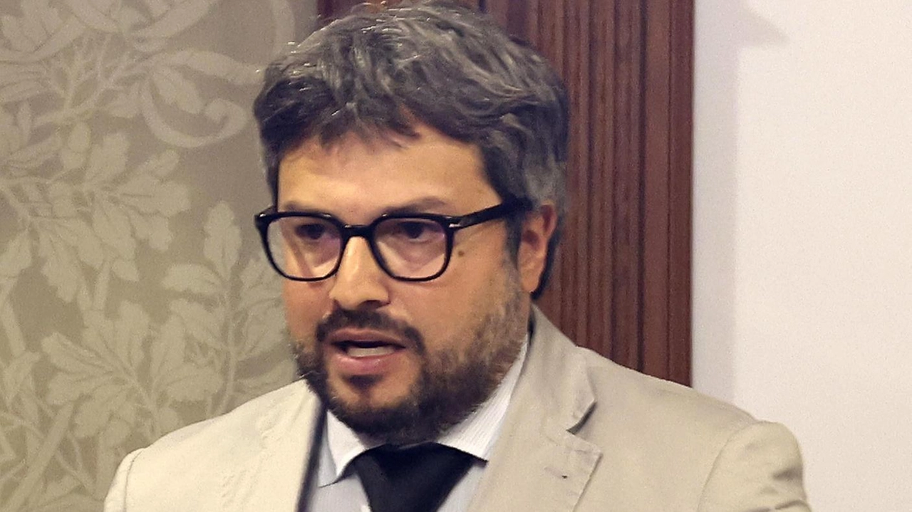 Il Comune di Siena adotterà provvedimenti in base ai fatti accertati nel caso del sequestro del cantiere Esselunga. L'assessore all'Urbanistica assicura rispetto dei principi di garanzia e riservatezza. Il capogruppo Pd esprime preoccupazione per la situazione. Il Comune di Siena adotterà provvedimenti in base ai fatti accertati nel caso del sequestro del cantiere Esselunga. L'assessore all'Urbanistica assicura rispetto dei principi di garanzia e riservatezza. Il capogruppo Pd esprime preoccupazione per la situazione.