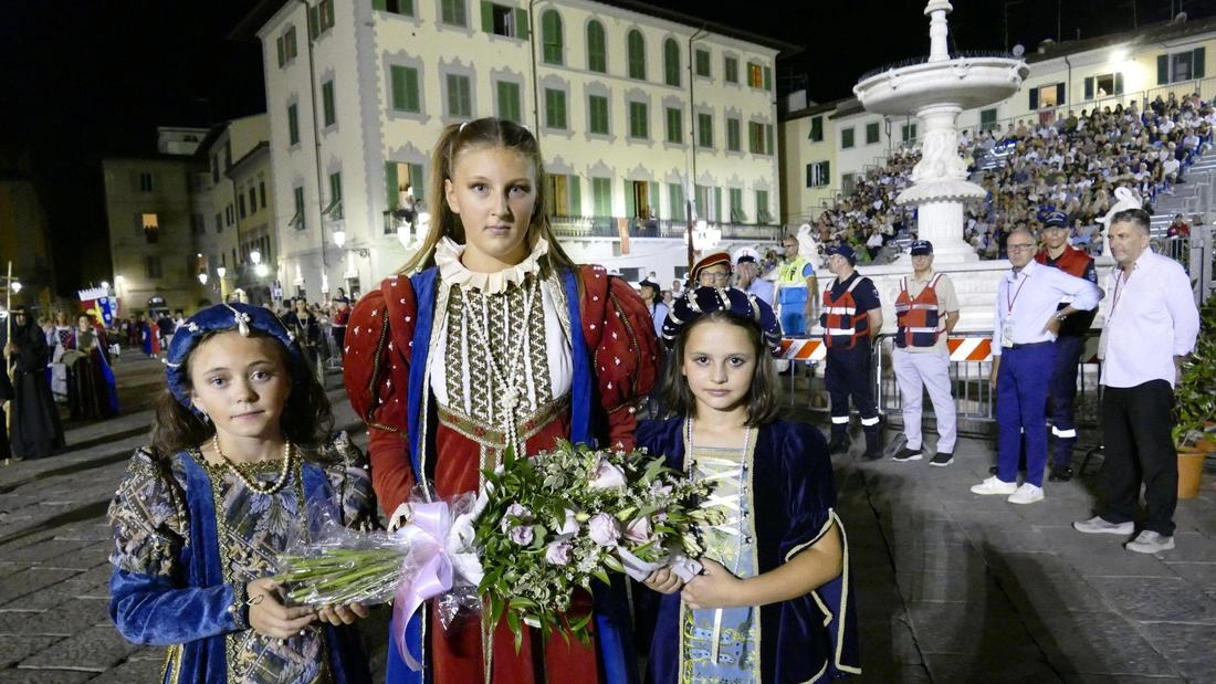 Il Corteggio Storico in piazza Duomo a Prato Foto Attalmi)