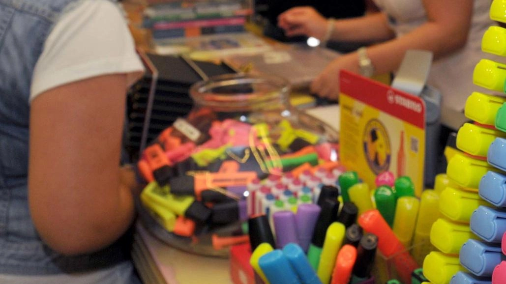 Nelle cartolibrerie comincia il super lavoro, fra prenotazioni di libri per l’anno scolastico che sta per cominciare e la vendita di quaderni e materiale vario Nelle cartolibrerie comincia il super lavoro, fra prenotazioni di libri per l’anno scolastico che sta per cominciare e la vendita di quaderni e materiale vario