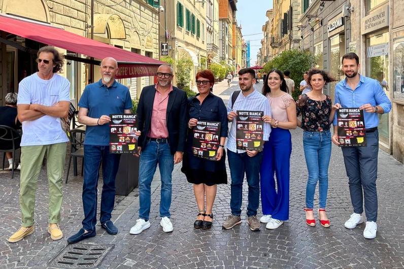 https://www.lanazione.it/image-service/view/acePublic/alias/contentid/OWU4ZGNhZTYtNjVlNC00/0/torna-la-notte-bianca-addio-ai-grandi-nomi-spazio-a-comicita-e-dj-set.jpeg