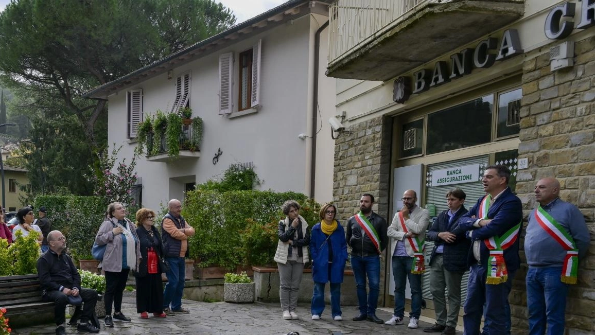 La protesta del sindaco di Londa, 40 chilometri da Firenze: Tommaso Cuoretti ha chiamato a raccolta i suoi concittadini La protesta del sindaco di Londa, 40 chilometri da Firenze: Tommaso Cuoretti ha chiamato a raccolta i suoi concittadini