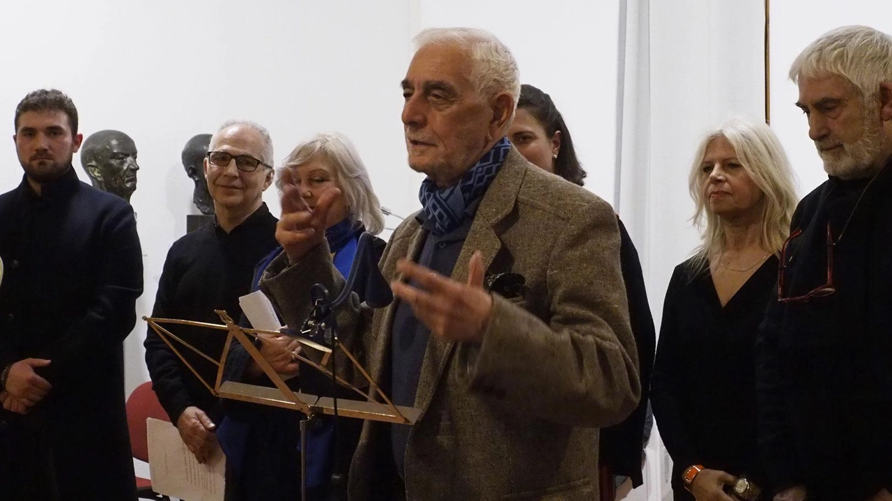 Antonio Frintino, scrittore e fotografo, durante un recente evento culturale