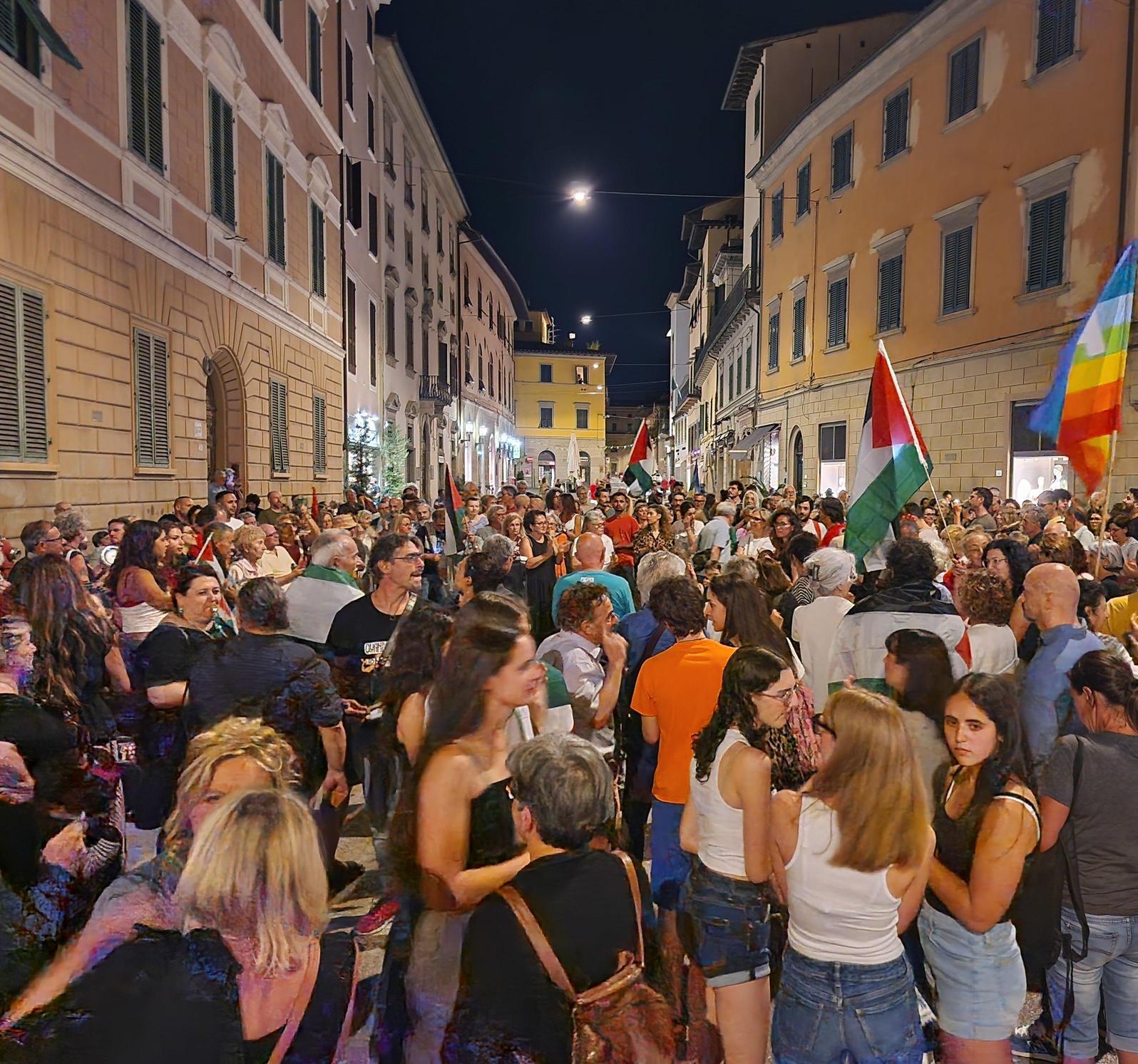 La comunità ’diserta il silenzio’. Tra maratone e manifestazioni
