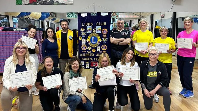 Il gruppo delle partecipanti insieme agli istruttori Il gruppo delle partecipanti insieme agli istruttori