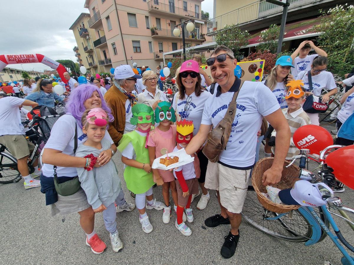 Biciclettata record. Settecento in corteo. Le maschere più belle. Vincono le emozioni