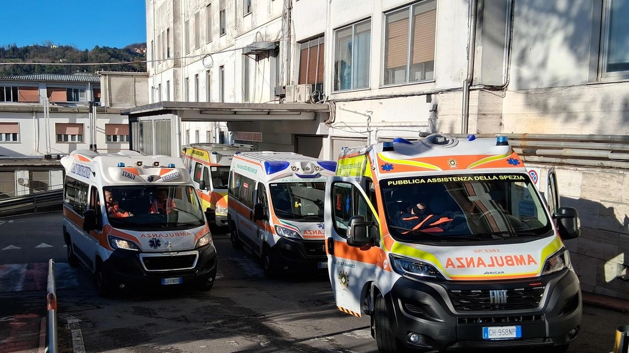 Vecchie foto di repertorio di coda di ambulanze al pronto soccorso dell’ospedale Sant’Andrea della Spezia (foto archivio) Vecchie foto di repertorio di coda di ambulanze al pronto soccorso dell’ospedale Sant’Andrea della Spezia (foto archivio)