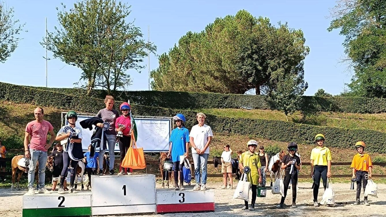 Il Team Pacini ha ottenuto ottimi risultati ai Campionati Mondiali Pony Mounted Games a Cavaglià, con 10 partecipanti e una medaglia d'argento per Giorgia Marangoni. Prossima sfida: gli Europei in Francia. Il Team Pacini ha ottenuto ottimi risultati ai Campionati Mondiali Pony Mounted Games a Cavaglià, con 10 partecipanti e una medaglia d'argento per Giorgia Marangoni. Prossima sfida: gli Europei in Francia.