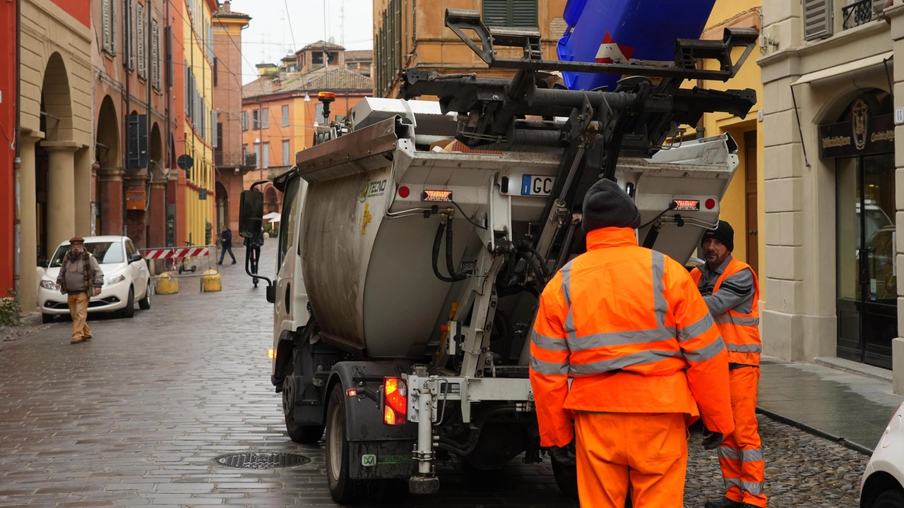 Nella foto d’archivio gli operatori di una società di una municipalizzzata durante la raccolta differenziata all’interno di un centro abitato Nella foto d’archivio gli operatori di una società di una municipalizzzata durante la raccolta differenziata all’interno di un centro abitato
