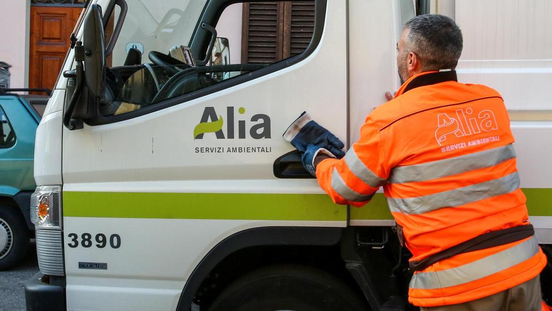 https://www.lanazione.it/image-service/view/acePublic/alias/contentid/OWUxYjI3MTgtMDhlYy00/0/via-alla-raccolta-degli-abiti-usati-da-parte-di-alia.jpeg?f=16:9&w=1200&h=630
