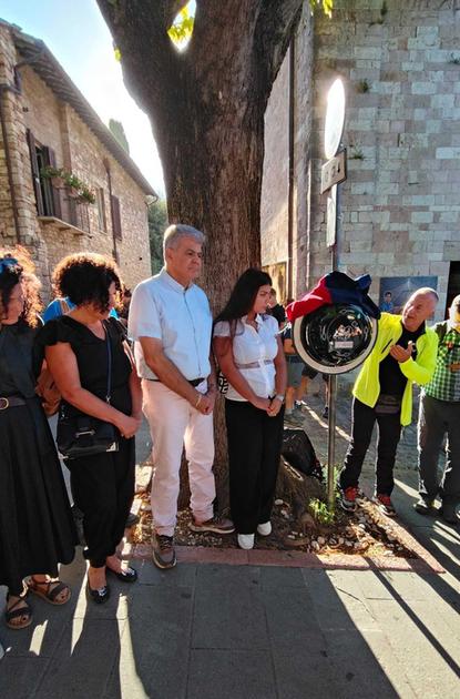 Nel nome di Davide Piampiano. Il dono del “suo“ comitato. Un defibrillatore per Assisi Nel nome di Davide Piampiano. Il dono del “suo“ comitato. Un defibrillatore per Assisi