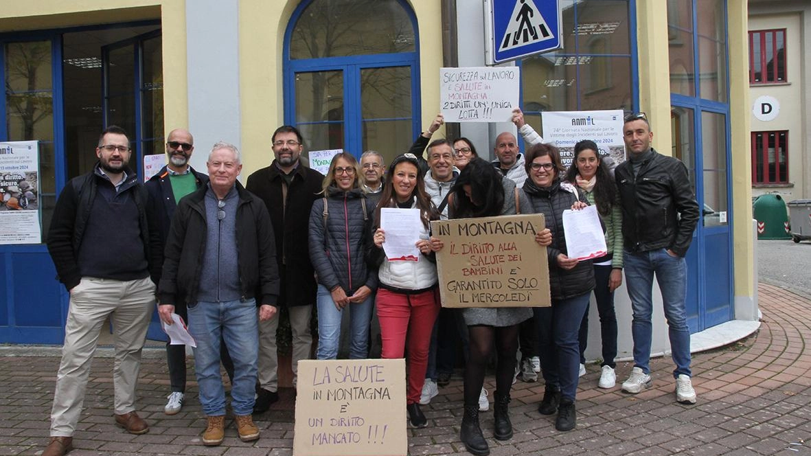 Un momento della contestazione che si è svolta durante il convegno sul lavoro Un momento della contestazione che si è svolta durante il convegno sul lavoro