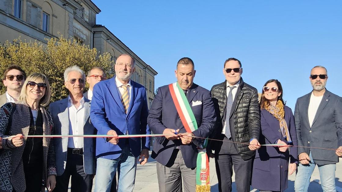 Via Menecali. Tagli del nastro dopo il restyling Via Menecali. Tagli del nastro dopo il restyling