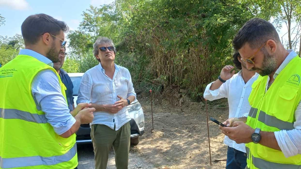 I tecnici della provincia mentre effettuano i sopralluoghi I tecnici della provincia mentre effettuano i sopralluoghi