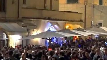 Il sindaco ha firmato l’ordinanza per la tradizionale serata in piazza. Divieto di portare in centro contenitori per alimenti in vetro o metallo . Il sindaco ha firmato l’ordinanza per la tradizionale serata in piazza. Divieto di portare in centro contenitori per alimenti in vetro o metallo .
