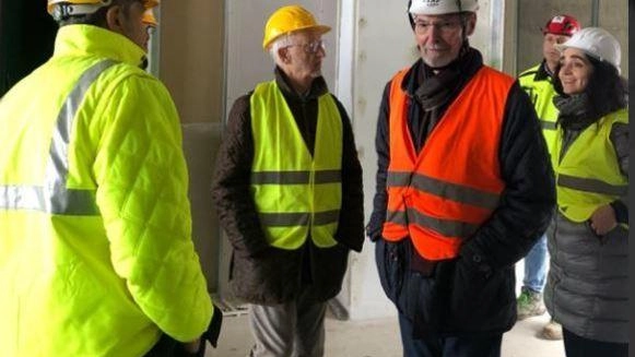 Un momento della visita venerdì scorso dei tre architetti di fama al maxi cantiere per l’ospedale Nuovo Santa Chiara di Pisa Un momento della visita venerdì scorso dei tre architetti di fama al maxi cantiere per l’ospedale Nuovo Santa Chiara di Pisa