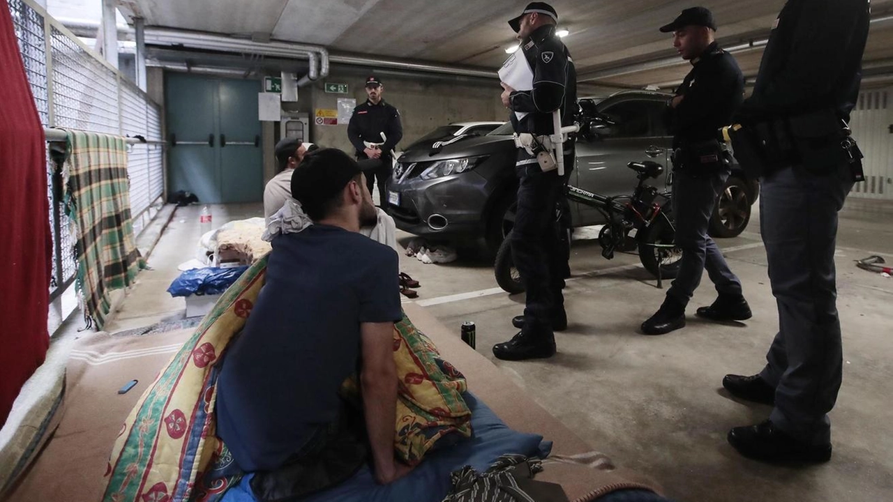 Alle 13 polizia municipale e Volante con gli addetti di Sigerico. I richiedenti asilo si riuniscono, poi sacchi in spalla vanno in via Mascagni. Alle 13 polizia municipale e Volante con gli addetti di Sigerico. I richiedenti asilo si riuniscono, poi sacchi in spalla vanno in via Mascagni.