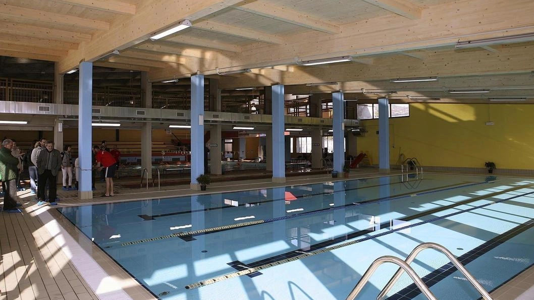 La vicenda della piscina comunale è arrivato ormai ad attraversare tre giunte comunali senza giungere a una soluzione definitiva. La struttura invernale è stata per problemi riguardanti la sicurezza