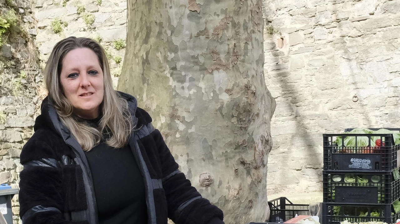 Raffaella Ricci al suo banco di frutta e verdura a Caprigliola che gestisce insieme a Cristiano Pigerini (foto Pasquali) Raffaella Ricci al suo banco di frutta e verdura a Caprigliola che gestisce insieme a Cristiano Pigerini (foto Pasquali)