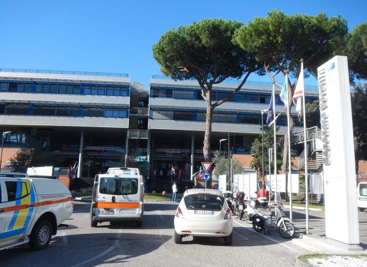 Versilia, Pronto Soccorso sotto assedio: feriti medico e infermiera. La rabbia del personale