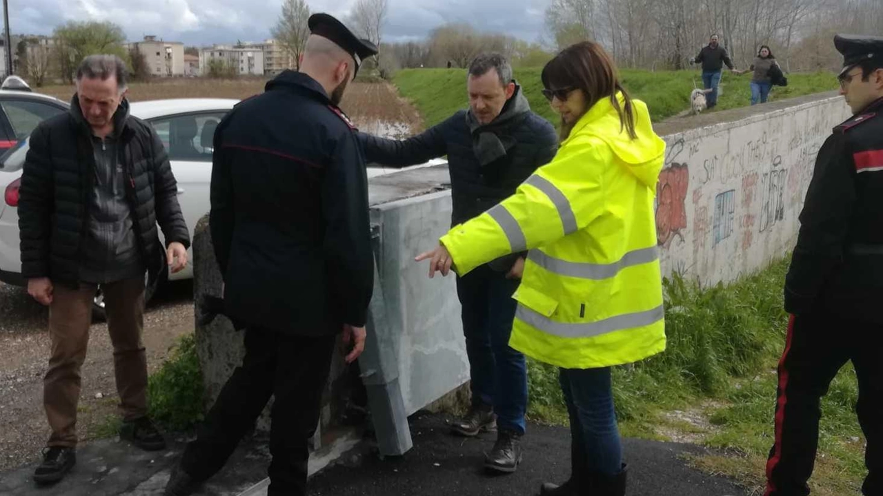 La sindaca Emma Donnini insieme alle forze dell’ordine e ai tecnici durante i sopralluoghi sul territorio. colpito dal maltempo La sindaca Emma Donnini insieme alle forze dell’ordine e ai tecnici durante i sopralluoghi sul territorio. colpito dal maltempo