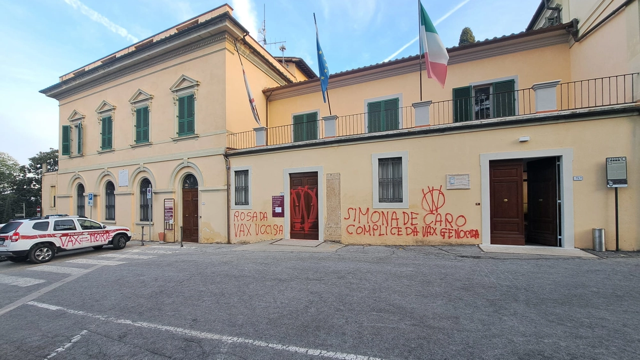 Le scritte no-vax apparse a Monsummano Le scritte no-vax apparse a Monsummano