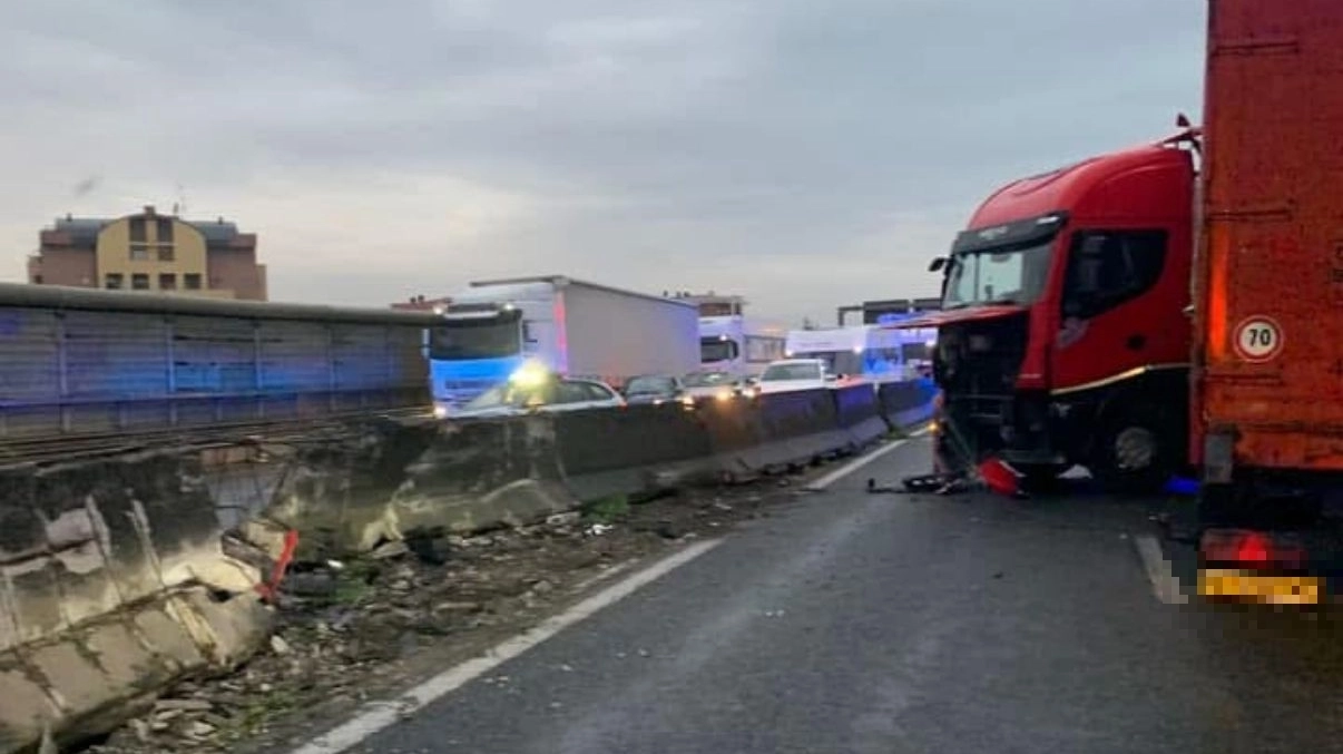 Il camion ha danneggiato la barriera Il camion ha danneggiato la barriera