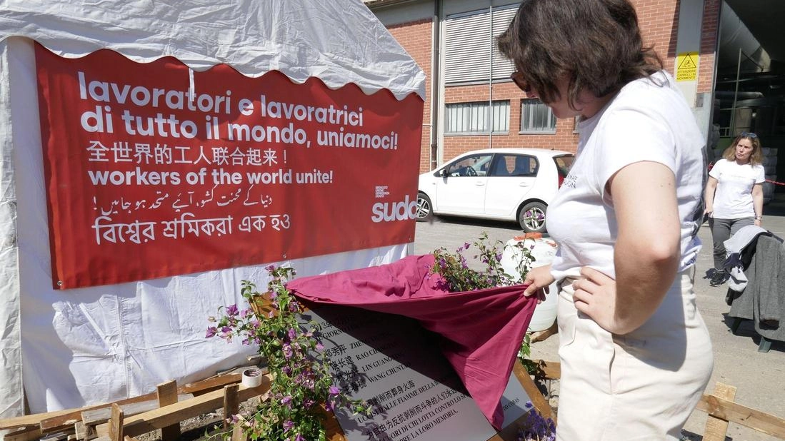 I Sudd Cobas hanno posizionato la targa in ricordo dei sette morti della Teresa Moda dopo che l’aiuola è stata distrutta. E’ intervenuta la Digos. "Si preoccupino di quello che c’è dentro queste ditte". I Sudd Cobas hanno posizionato la targa in ricordo dei sette morti della Teresa Moda dopo che l’aiuola è stata distrutta. E’ intervenuta la Digos. "Si preoccupino di quello che c’è dentro queste ditte".