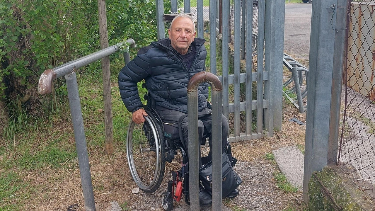 L’accesso al giardino pubblico in via Mazzone, nella zona sportiva di San Pierino dove è stato chiuso con un lucchetto il cancello