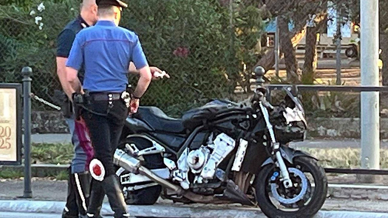 I carabinieri sul luogo in cui è avvenuto il tragico incidente a Marina di Massa I carabinieri sul luogo in cui è avvenuto il tragico incidente a Marina di Massa