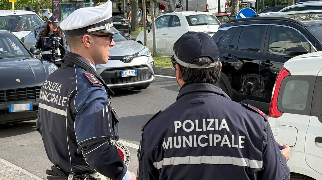 https://www.lanazione.it/image-service/view/acePublic/alias/contentid/OWViMTgzNWEtZDcyMC00/0/la-polizia-municipale-di-firenze-foto-di-repertorio.jpeg?f=16:9&w=1200&h=630