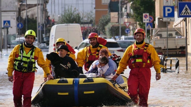 Una delle immagini simbolo di Oste rimasta alluvionata durante la tremenda ondata d’acqua che il 2 novembre 2023 ha seminato morte e distruzione Una delle immagini simbolo di Oste rimasta alluvionata durante la tremenda ondata d’acqua che il 2 novembre 2023 ha seminato morte e distruzione