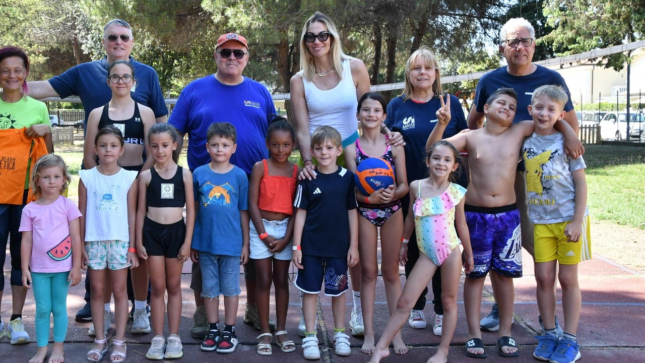 Veronica Angeloni con i piccoli del Csi nel villaggio gonfiale (foto di Paola Nizza) Veronica Angeloni con i piccoli del Csi nel villaggio gonfiale (foto di Paola Nizza)
