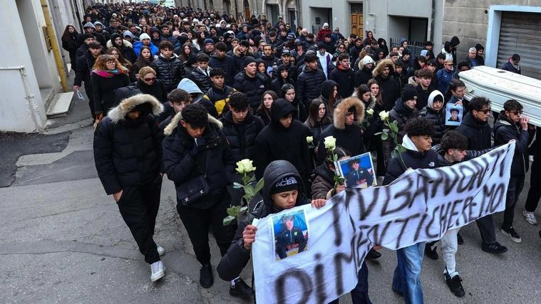 Lo sfogo del padre e della mamma: "La lite? Non ha rovinato l’affetto di tantissime persone. Poi sull’omicidio: "Lo hanno lasciato morire solo, pure gli animali stanno accanto al loro ferito". Lo sfogo del padre e della mamma: "La lite? Non ha rovinato l’affetto di tantissime persone. Poi sull’omicidio: "Lo hanno lasciato morire solo, pure gli animali stanno accanto al loro ferito".