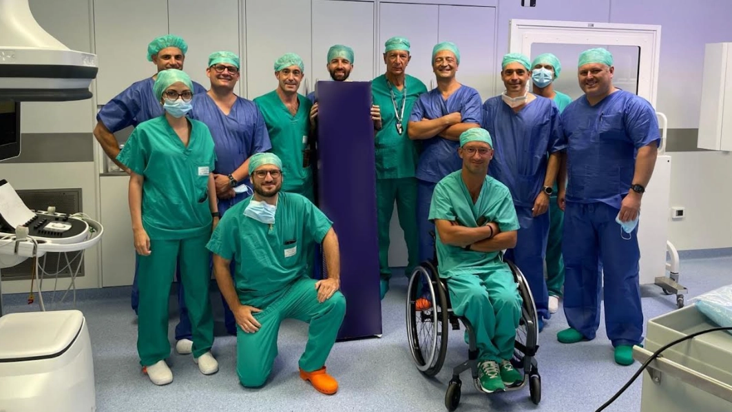L'equipe che ha operato per l'impianto della valvola cardiaca inserita dall'inguine L'equipe che ha operato per l'impianto della valvola cardiaca inserita dall'inguine