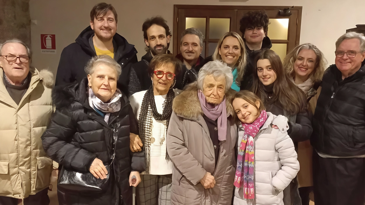 Festa nella sala della Compagnia della Chiesa di Decimo a San Casciano per festeggiare i cento anni di nonna Bruna... Festa nella sala della Compagnia della Chiesa di Decimo a San Casciano per festeggiare i cento anni di nonna Bruna...