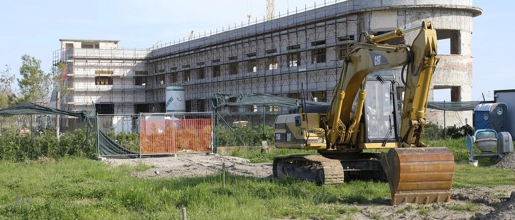 Nel mirino del Pd le delibere della giunta. Parco e spiaggia favoriscono l’ex colonia