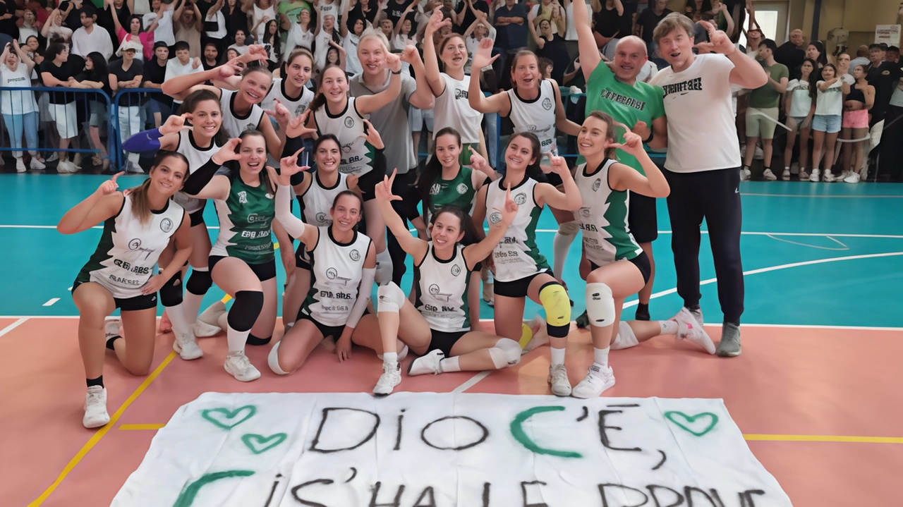Il gruppo della Cerretese Pallavolo in festa a San Casciano dopo la promozione in. C Il gruppo della Cerretese Pallavolo in festa a San Casciano dopo la promozione in. C