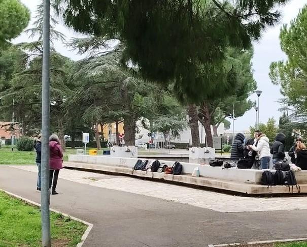 https://www.lanazione.it/image-service/view/acePublic/alias/contentid/OWVlYTBhMjctNGU3Zi00/0/mano-mano-piazza-cosi-i-liceali-ridisegnano-gli-spazi-urbani.jpeg
