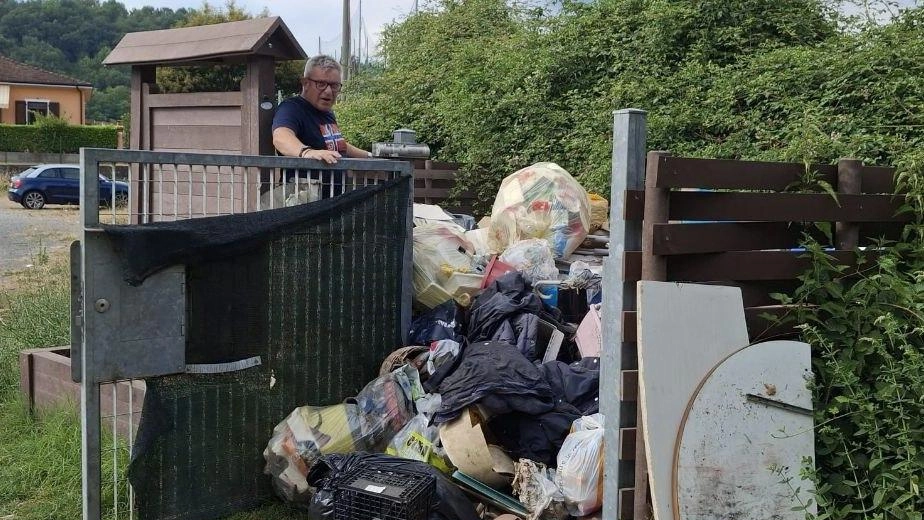 Lo spazio, nei pressi del campo sportivo di Monti, è stato preso d’assalto, forzando il cancello, e trasformatao da incivili in una discarica abusiva piena zeppa di rifiuti Lo spazio, nei pressi del campo sportivo di Monti, è stato preso d’assalto, forzando il cancello, e trasformatao da incivili in una discarica abusiva piena zeppa di rifiuti