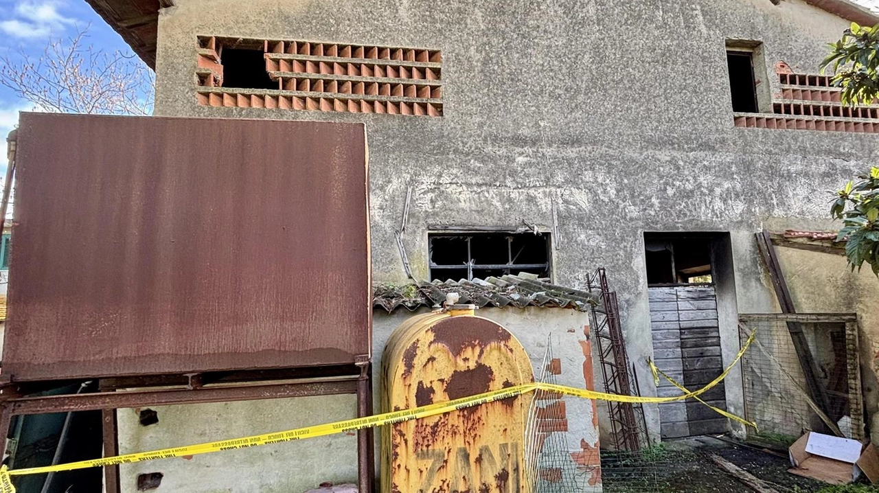 L’esterno del casolare di Calcinaia preso di mira dai ladri L’esterno del casolare di Calcinaia preso di mira dai ladri