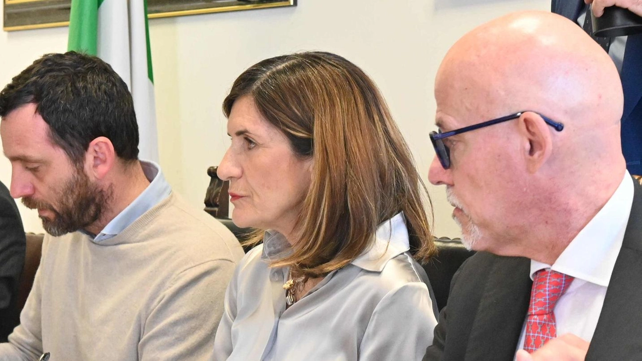 L’affondo del sindaco Tomasi: "Le istituzioni hanno fatto la loro parte. Ma non c’è controllo sugli spostamenti". La Diocesi assicura che i numeri sono diminuiti: "Sono già trentatrè i migranti presi in carico nelle strutture".