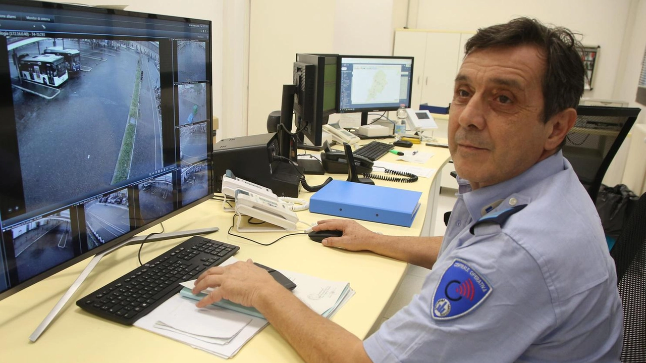 Un vigile della polizia municipale controlla i filmati di un circuito di videosorveglianza (foto d’archivio) Un vigile della polizia municipale controlla i filmati di un circuito di videosorveglianza (foto d’archivio)